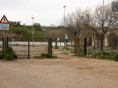 Aperto pi� di dieci anni fa e attivo solo per un breve periodo, il parco �Tre ponti� si trova alla periferia sud-ovest del centro di Bitetto.  Ad accoglierci c�� un vecchio cancello arrugginito aperto attraverso cui accediamo nei parcheggi vuoti e desolati